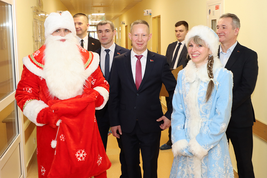 Гомельские следователи приехали с подарками в детское гематологическое отделение